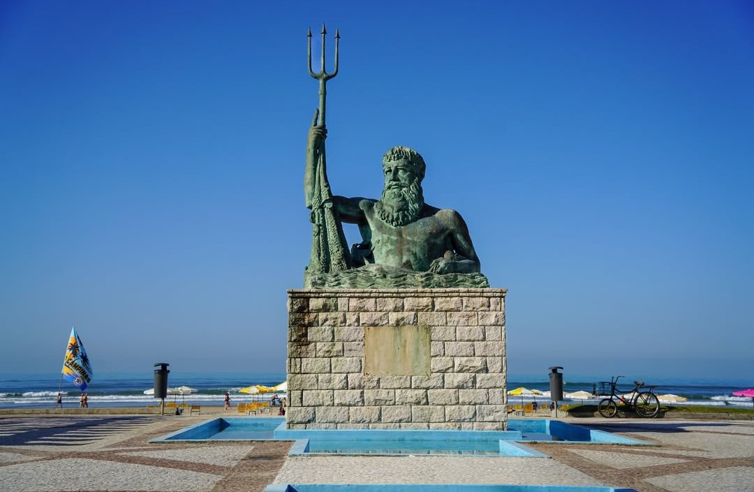 Estátua de Netuno na orla de Praia Grande