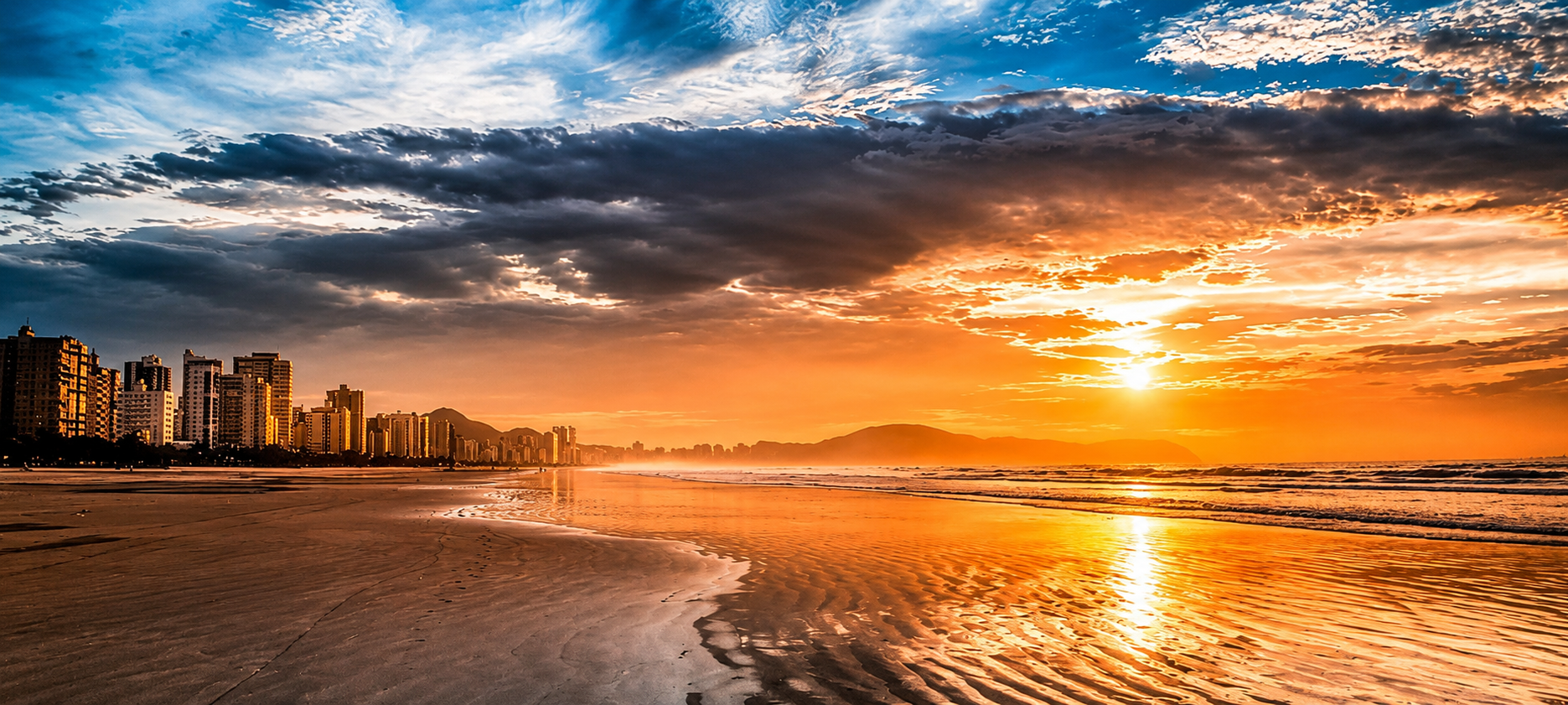 Nascer do sol na orla de Praia Grande, litoral de São Paulo