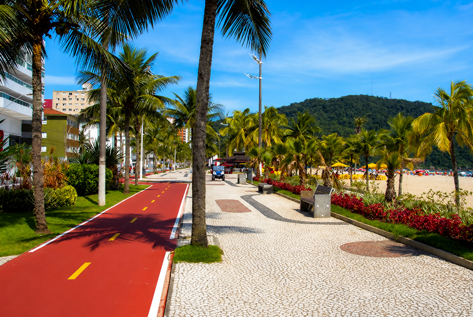 Calcadao e ciclovia na orla de Praia Grande, São Paulo