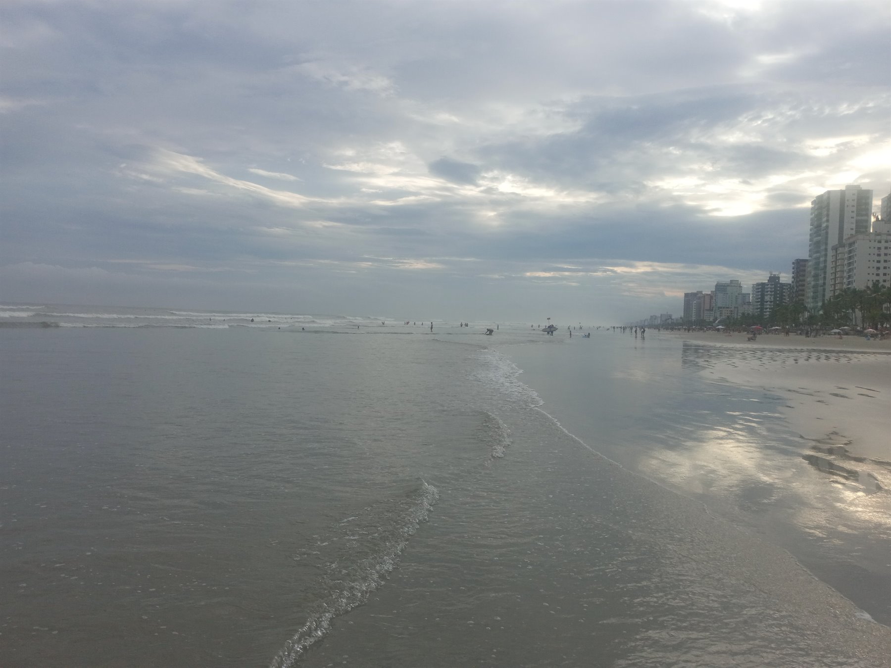 Mar e orla urbanizada de Praia Grande, São Paulo