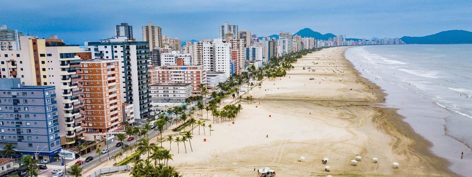 Vista aerea da orla de Praia Grande com edificios e praia